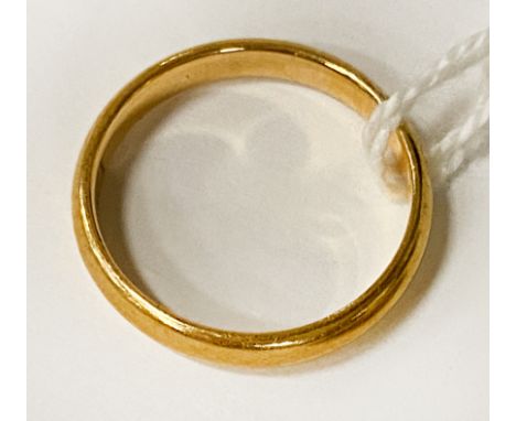 22 CT GOLD WEDDING BAND - APPROX 3.5 GRAMS SIZE K 