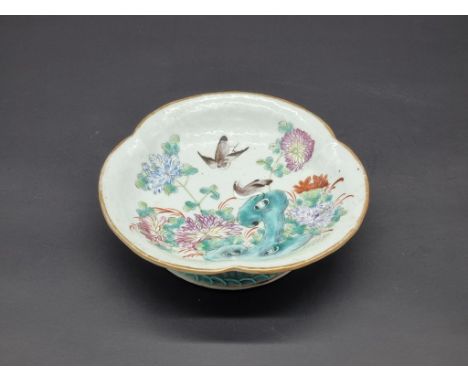 A Chinese famille rose trefoil dish,&nbsp;six character seal mark to base, 18cm wide.