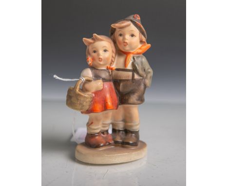   Brüderchen und Schwesterchen stehend (Hummelfigur) aus Keramik wohl von Goebel  (Unterbodenritznummer wohl 94 3/0, Ritzsign