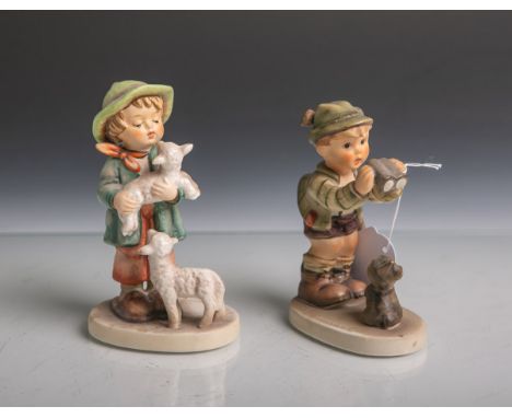   Zwei Knabenfigurinen (Hummel) aus Keramik/Porzellan von Goebel (blaue Unterbodenmarke),  bestehend aus: 1x Knabe mit zwei L