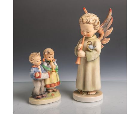   Zwei Figurinen (Hummel) aus Keramik/Porzellan von Goebel (blaue Unterbodenmarke),  bestehend aus: 1x musizierender Engel so