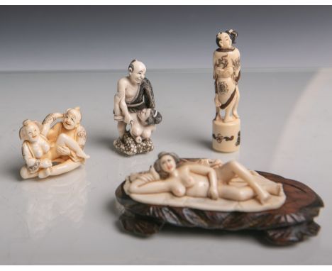   1 Netsuke u. 3 kl. Figurinen aus Elfenbein (wohl Japan, um 1920/40), feine Schnitzarbeit  m. erotischen Darstellungen, farb