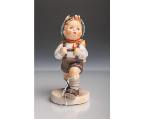   "Schulschwänzer" (Hummelfigur) aus Keramik von Goebel (blaue Unterbodenmarke,  Unterbodenritznummer "82 2/0", vs. signiert)