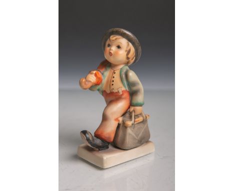   Junge mit Tasche und Schirm (Hummelfigur) aus Keramik von Goebel (blaue Unterbodenmarke,  Unterbodenritznummer 11 2/0, Ritz