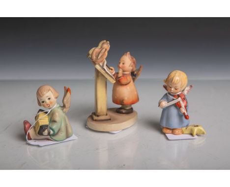   Drei kleine musizierende Engelfigurinen (teils Hummel) aus Keramik von Goebel (blaue  Unterbodenmarke), zwei davon als klei