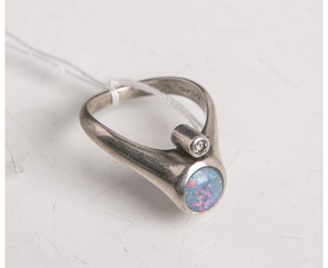   Design-Ring 925 Silber, besetzt m. 1 Opal (Dm. ca. 6,5 mm) u. 1 kl. Brillanten von ca.  0.05 ct, gestempelt: Feingehalt / H