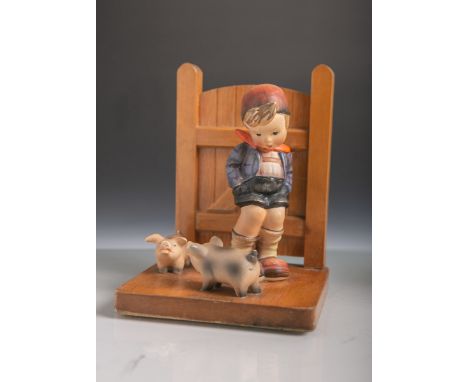   Junge mit zwei Ferkeln vor einem Holzgatter (Hummelfigurengruppe) aus Keramik von Goebel  (Ritzsignatur auf Holzsockel sowi