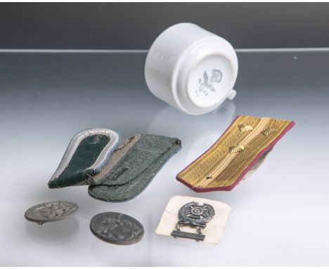   Konvolut Militaria (Drittes Reich), 7 Teile, bestehend aus: 2x Schulterklappen für  Unteroffizier, 1x Schulterklappe, 2x Ab