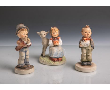   Drei Figurinen (Hummel) aus Keramik/Porzellan von Goebel (teils blaue Unterbodenmarke),  bestehend aus: 1x singender Knabe 