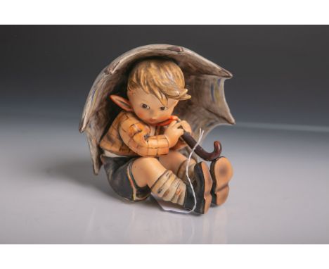   Knabenfigur unter einem großen Schirm sitzend (Hummel) aus Keramik/Porzellan von Goebel  (blaue Unterbodenmarke), polychrom