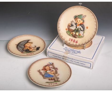   Vier Hummel-Teller aus Prozellan von Goebel (blaue Unterbodenmarke, datiert 1976, 1981,  1986 und 1982, vorderseitig signie