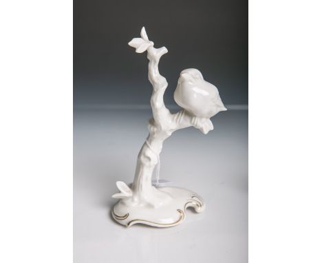   Kl. Vogelfigur auf Astwerk aus Weißporzellan (Hutschenreuther Kunstabteilung Selb, grüne  Unterbodenmarke), Entw.: K. Tutte