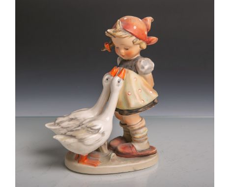   "Goose Girl"/Gänsemädchen (Hummel) aus Keramik von Goebel (blaue Unterbodenmarke,  Ritznummer 47/II-24, Sockelritzsignatur)
