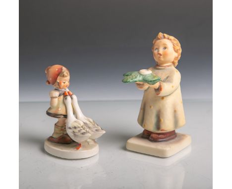   Zwei Figurinen (Hummel) aus Keramik/Porzellan von Goebel (blaue Unterbodenmarke),  bestehend aus: 1x kleiner Engel einen Ta
