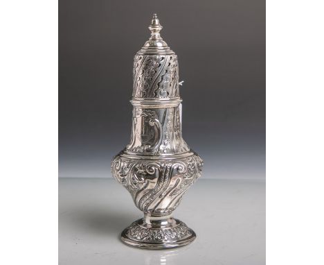   Großer Silberstreuer im barocken Stil gearbeitet aus England (Unterbodenpunzierung  Lionmarke, Herstellersignet "FS-JH", Le