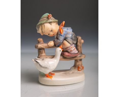   Junge mit Gans (Hummelfigur) aus Keramik von Goebel (blaue Unterbodenmarke,  Unterbodenritznummer 195 2/0 sowie 1948, Ritzs