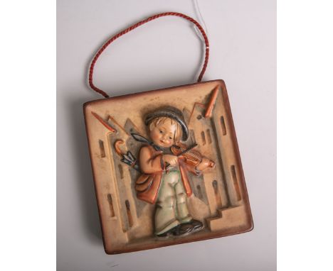   Junge mit Geige (Hummel-Wandplatte) aus Keramik von Goebel (alte blaue Unterbodenmarke,  Ritznummer 93, vorderseitig mit Ri