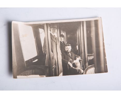   Fotografie / Postkarte (1913), 3 Personen im Zeppelin, rs. handschriftlich bez. "An Bord  des Zeppelin-Luftschiff Victoria 