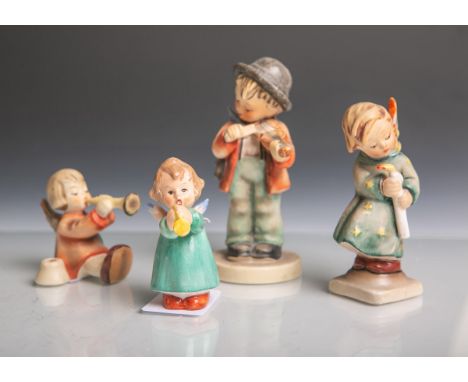   Vier Figurinen (teils Hummel) aus Keramik/Porzellan von Goebel (blaue Unterbodenmarke),  bestehend aus: Geige spielender Kn