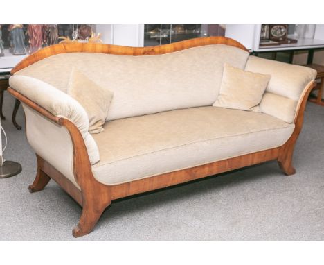   Sofa aus Kirschholz (aus der Zeit des Biedermeiers, um 1820/30), die Seitenwangen leicht  in Volutenform nach außen geschwu