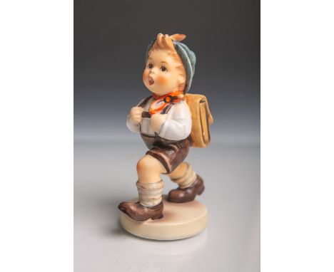   "Schulschwänzer" (Hummelfigur) aus Keramik von Goebel (blaue Unterbodenmarke,  Unterbodenritznummer 822/0, Ritzsignatur auf
