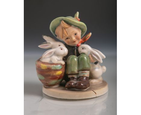   Sitzender Knabe mit Hasen (Hummelfigur) aus Keramik von Goebel (alte blaue  Unterbodenmarke, Unterbodenritznummer wohl 58/0