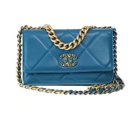 Chanel, sac 19 Wallet on A Chain en cuir d'agneau matelassé brillant bleu paon, année 2019, bandoulière chaînette 3 couleurs,