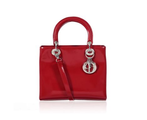 Christian Dior, sac Lady Dior en cuir vernis rouge, charmes D.I.O.R., bandoulière, 20x25 cm