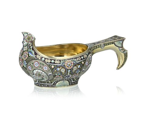 Kovsh en argent et émail cloisonné, poinçon du 20ème artel, Moscou circa 1908, au décor dans le goût art nouveau de fleurs en