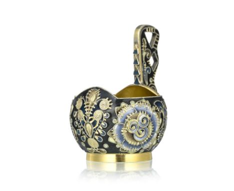 Charmant petit kovsh en vermeil et émail cloisonné, poinçon de Fabergé, début XXe s., orfèvre probablement Feodor Rückert, de