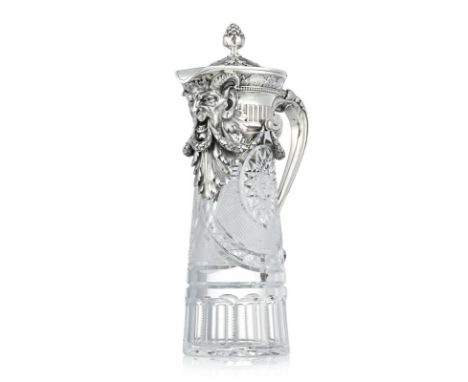 Carafe en argent et cristal taillé, par Fabergé, Moscou fin XX es., la monture en argent amati et lisse au décor d'un satyre 