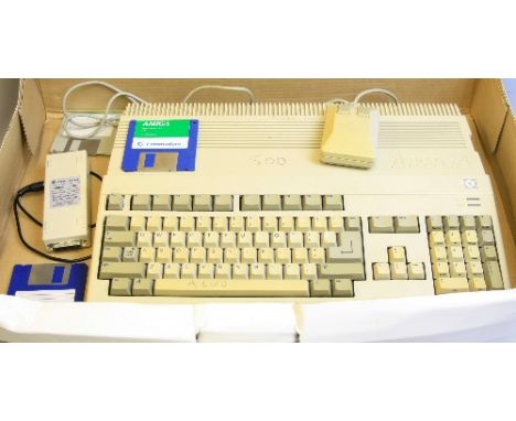 A COMMODORE AMIGA A500 VINTAGE PERSONAL COMPUTER, with power supply, mouse and workbench diskette in original box