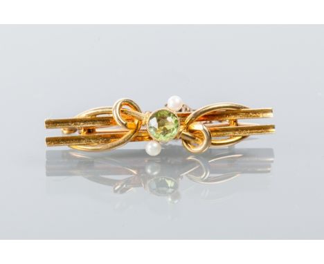 EARLY TWENTIETH CENTURY PERIDOT AND SEED PEARL BROOCH
with a central round peridot and two seed pearls, unmarked