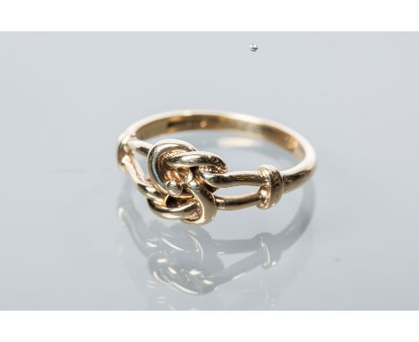 NINE CARAT GOLD KNOT DESIGN RING
on split shoulders, hallmarked, size K-L