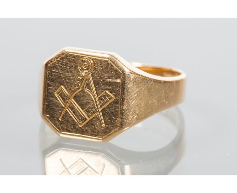 GENTLEMAN'S EIGHTEEN CARAT GOLD MASONIC SIGNET RING
engraved with the Masonic compass, hallmarked for eighteen carat gold, 9.