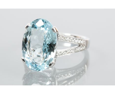 AQUAMARINE AND DIAMOND RING
the large oval aquamarine approximately 7.09 carats, on split diamond set shoulders, marked 750 f