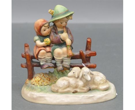 Hummelfigur"Abendlied", sitzendes Pärchen vor zwei Schafen, Nr. 99, 20. Jh., Manufaktur Goebel, h 12,5 cm, 