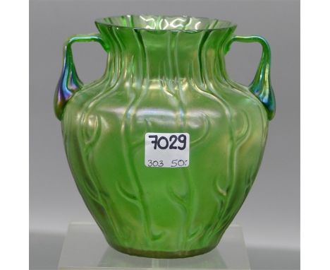 Henkelglasschalegrün irisierend, Jugendstil, um 1930, Art Witwe Loetz, h 13 cm, 