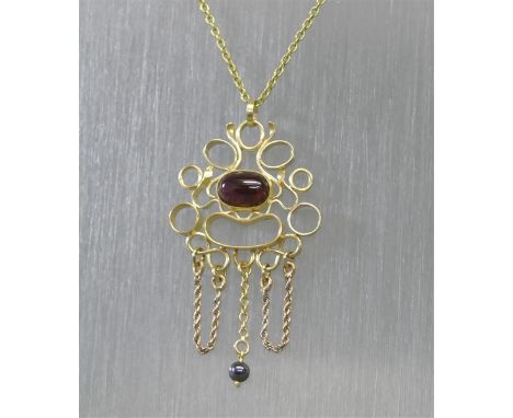 Anhänger 18 k. Gelbgold, 1 Rubelitcabochon, 1 kleiner Hämatit, durchbrochen gearbeitet, an Doublekettchen, von Irmtraut Foers
