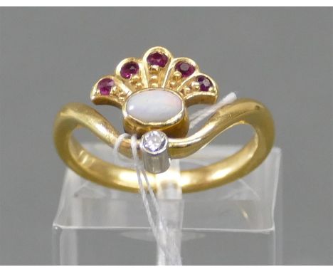 Damenring14 kt. Gelbgold, 1 Opal, 5 Rubine, 1 kleiner Diamant, punziert, Juwelier Jaufmann, Augsburg, ca 5g, RM 52, 