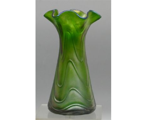 Jugendstilvasegrünes Glas, irisierend, gewellter Rand, Art Witwe Loetz, um 1930, h 16 cm, 