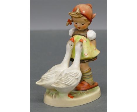 HummelfigurGänseliesl, Mädchen mit Gänsen, Bodenmarke Goebel, h 12 cm, 