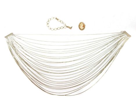 A collection of gold and silver jewellery, to include a 9ct gold oval link bracelet, Birmingham 1952, 4.53g, a 9ct gold shell
