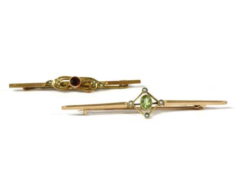 An Edwardian gold peridot and split pearl bar brooch, an oval mixed cut peridot milligrain to the centre, with openwork off-s