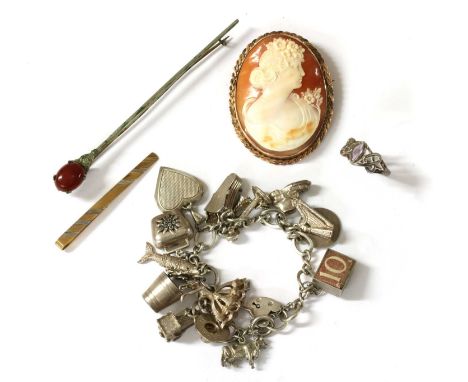 A quantity of jewellery, to include a 9ct gold tie slide, Birmingham, 2.16g, a shell cameo brooch, tested as approximately 9c