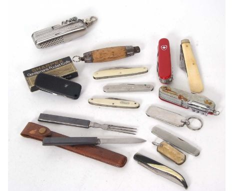 Thirteen assorted Swiss Army type and other pocket knives (13)