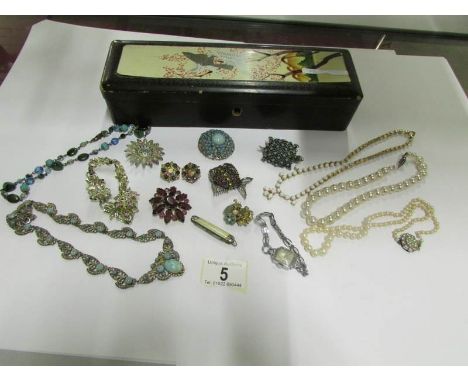 A mixed lot of vintage costume jewellery (approx. 15 items)