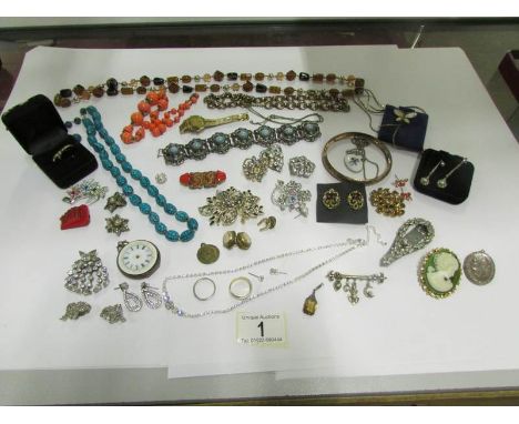 A mixed lot of vintage and other costume jewellery including some silver (approx. 28 pieces)