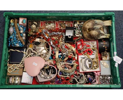 Collection of vintage and other jewellery to include: bracelets, necklaces, pearls, earrings, rings, cufflinks etc. (B.P. 21%
