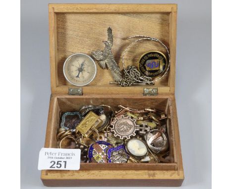 Wooden box compromising various oddments to include: vintage compass, various dress rings, T bar and pocket watch chain, chil